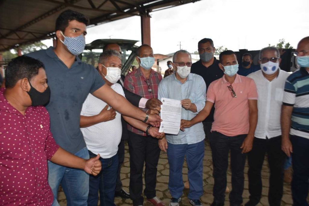 Camacã: Secretário de Estado assina ordem de serviço para reforma do Galpão em Panelinha