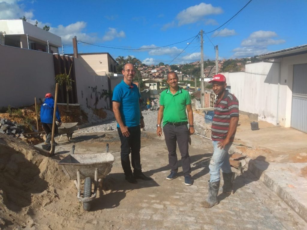 Camacã: Rua Ibicaraí no Bairro Nova Ipanema recebe calçamento