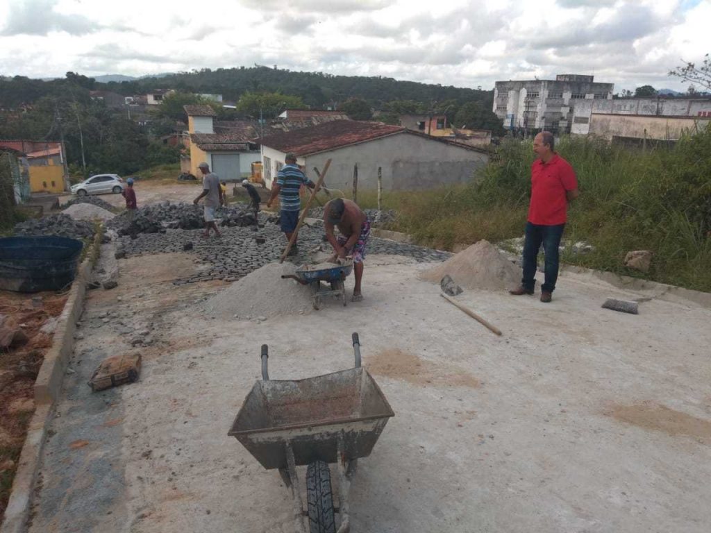 Prefeitura começa o ano concluindo calçamento de Rua