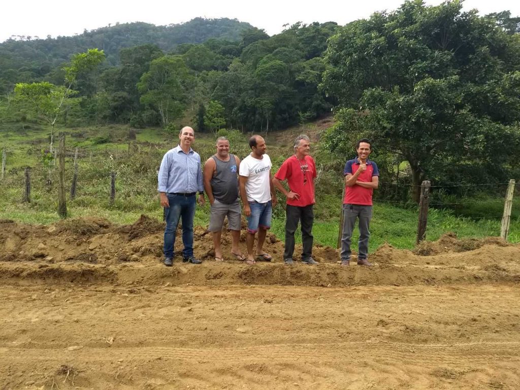 Secretaria de Obras recupera estrada que Liga Jacareci a Pau Brasil