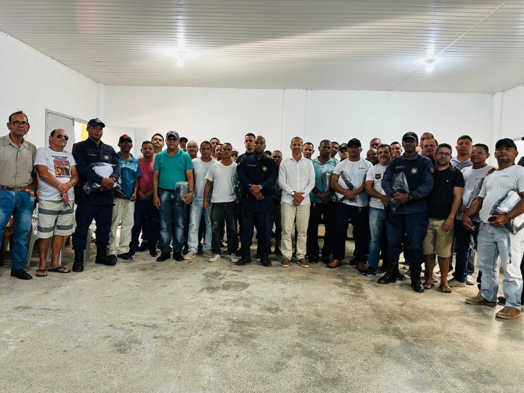 Camacã: Prefeitura entrega novo fardamento a Guarda Civil Municipal