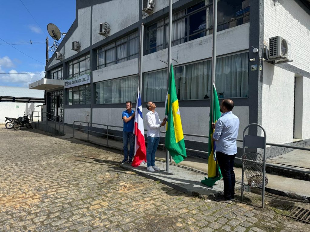 Camacã: Prefeitura hasteia bandeiras em celebração aos 63 anos de Camacã