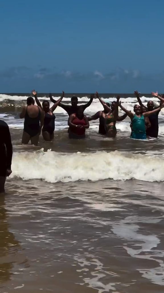 Camacã: Prefeitura de Camacã promove dia de laser para idosos na beira da praia.