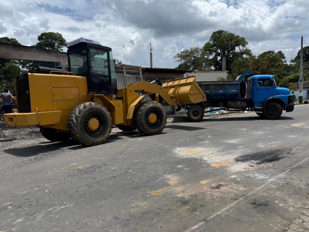 Camacã: Prefeitura de Camacã envia equipe para retirada de entulhos do incêndio da carpintaria