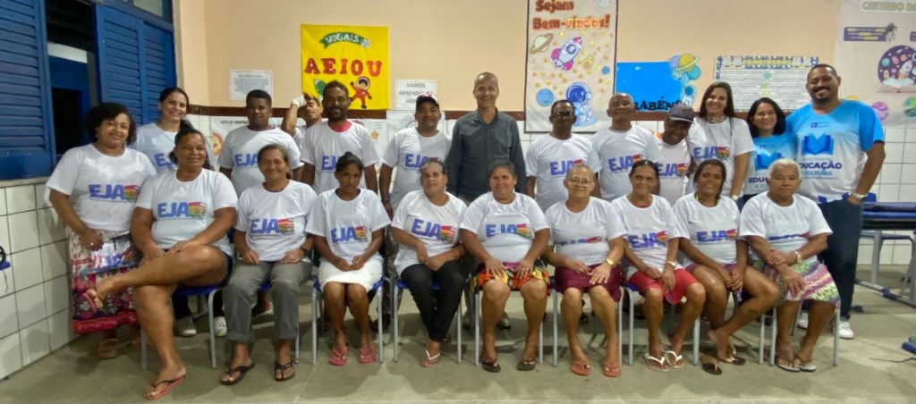 Camacã: Alunos da EJA de Leoventura são contemplados com fardamento