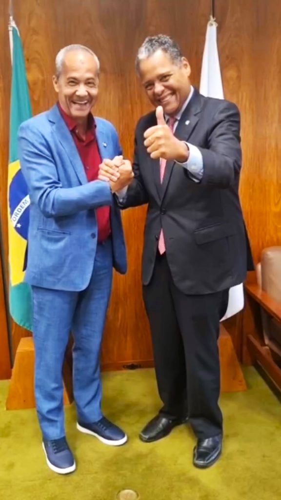 Camacã: Camacã ganha mais uma Retroescavadeira, um milhão para a saúde e 500 mil para a Fundação Hospitalar.