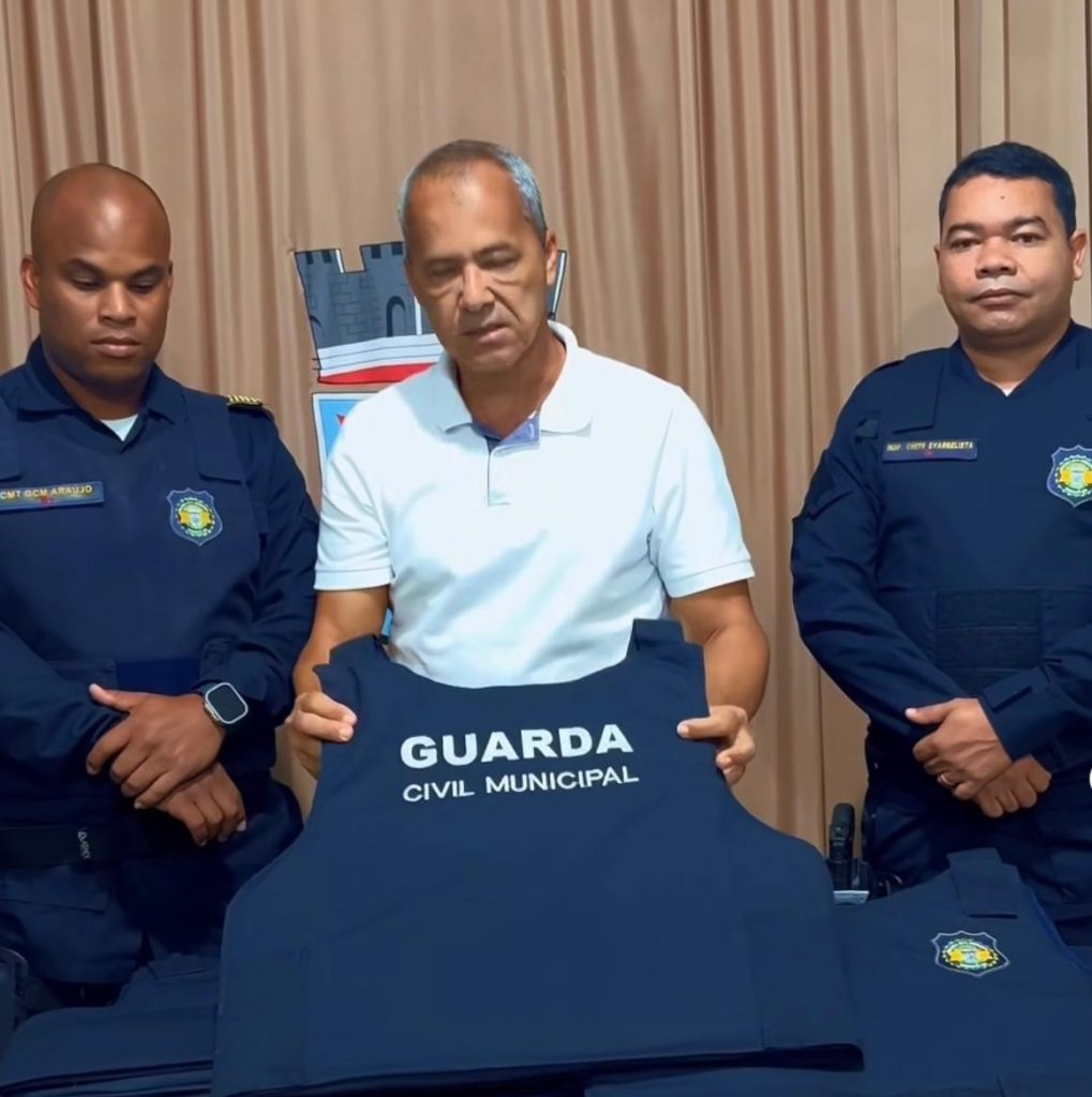 Camacã: Prefeito Paulo do Gás faz entrega de novos coletes balísticos a Guarda Civil Municipal