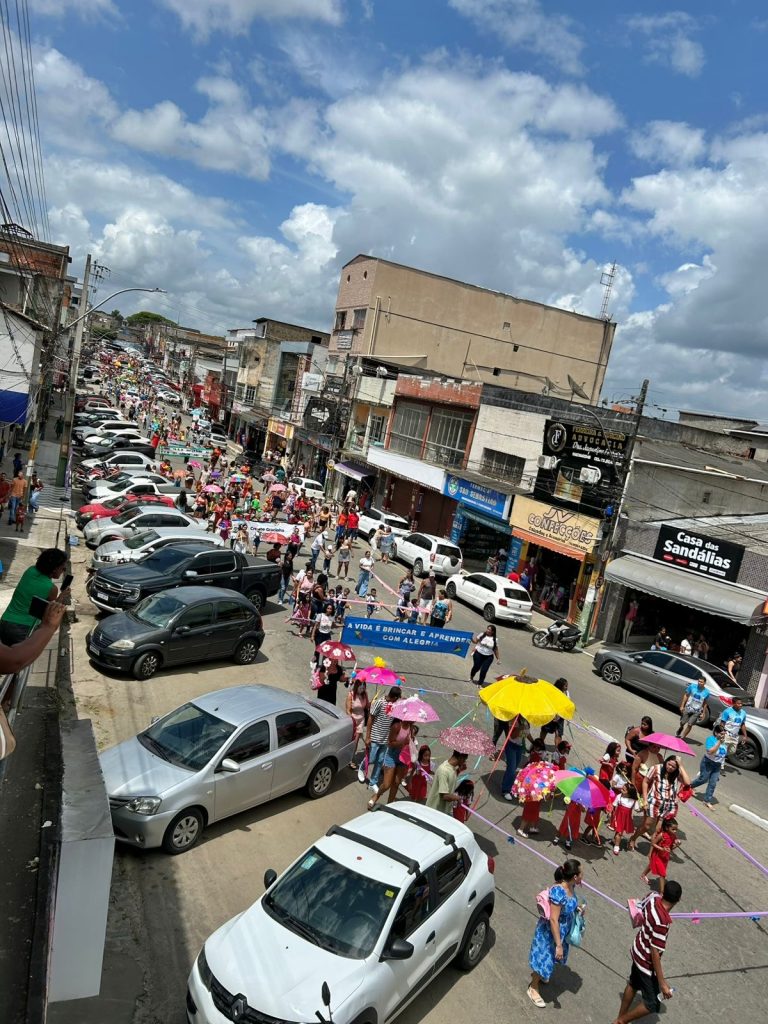 Camacã: Crianças das Creches abrem a Primavera e dão um show em desfile na avenida