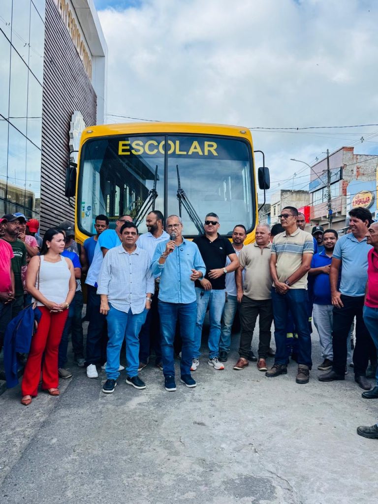 Camacã: Prefeitura de Camacã é contemplada com um novo ônibus escolar